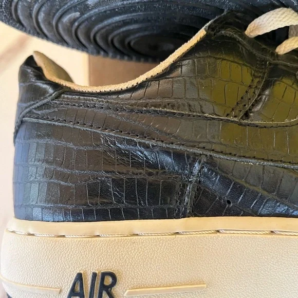 Classic Black Crocodile-Pattern Sneakers - Picture 14 of 16